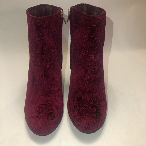 Zigi Soho Embroidered Booties with Round Toe and Brass Zipper, size 7.5. - Picture 6 of 12